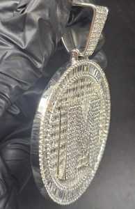 จี้เพชรโมอิสซาไนต์ VVS แบบกำหนดเองรูปวงกลมสำหรับผู้ชาย เงินแท้ 925 ประดับเพชรแบบ Iced Out เครื่องประดับจี้ตัวอักษรแบบกำหนดเอง สไตล์ฮิปฮอป - Product Image 4