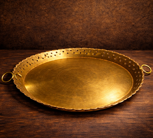 Bandeja Decorativa Redonda de Latón con Borde Festoneado y Asas de Anillo, Artesanía Metálica Moderna Hecha a Mano para Decoración del Hogar, Ramadán, Bodas - Product Image 1