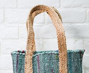 Sac messager élégant en jute et coton pour femme, tendance et stylé, idéal pour les jeunes filles - Product Image 3