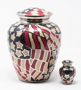 Exquisita Urna Metálica para Jardín con Delicado Motivo de Colibrí, Arte Floral Hecho a Mano y Acabado Dorado Sofisticado - Product Image 5