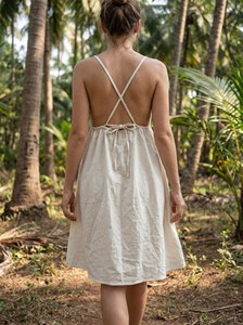 Robe longue artisanale en lin indigo à fleurs avec liens croisés au dos, durable et estivale, pour femme - Product Image 5