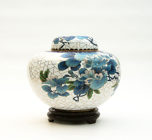 Urna blanca de cloisonné con motivos de peonías azules y un acabado craquelado. Elegancia para un legado, disponible a precios de mayorista. - Product Image 1