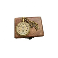 Chaîne de montre de poche en laiton avec couverture en cuir Horloge de poche décorative de style vintage fini antique prix bon marché fournisseur indien