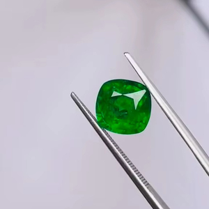 Tsavorita natural con corte cojín, calidad AAA, brillo AAA, color verde vibrante, corte y pulido perfectos para cualquier joyería. - Product Image 1