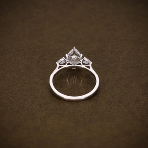 Bague de fiançailles en diamant de laboratoire en forme de poire, trois pierres avec diamant latéral en forme de poire, certifiée VVS2, or massif 18 carats, bijoux fins - Product Image 5