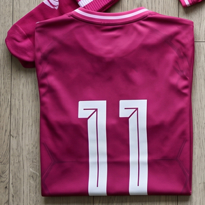 Camiseta de Fútbol Rosa de Manga Corta con Cuello Redondo Regal Three Sports, Camiseta de Fútbol 100% Poliéster - Product Image 2