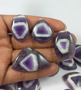 Venta al por mayor de piedras preciosas sueltas de amatista en forma de chevron, disponibles junto con piedras cabujón de alta calidad para la fabricación de joyas. - Product Image 6