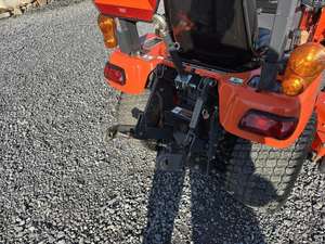 Tractor Compacto Kubota BX2360 - Diésel de 23 HP - Transmisión Hidrostática - Equipo para Pequeñas Granjas y Jardinería - Product Image 2