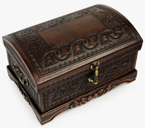 Coffret à trésors en bois sculpté de style vintage avec loquet en métal antique, boîte de rangement artisanale pour la décoration de la maison - Product Image 1