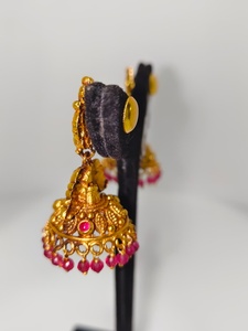 ต่างหูทองคำแท้ 22k แบบโบราณ ประดับมรกตสีเขียวและไข่มุกธรรมชาติ ลายพระลักษมี ทำด้วยมือ เหมาะสำหรับงานแต่งงาน - Product Image 3