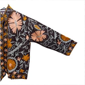 เสื้อแจ็คเก็ตผู้หญิงทรงสวยหรู หนานุ่ม เป็นมิตรกับสิ่งแวดล้อม ตกแต่งด้วยลายปักดอกไม้ แขนยาว คอทรงโอ ปักมือ ถักนิตติ้ง คอร์ติส - Product Image 5