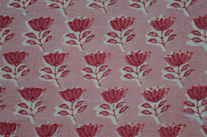 Tela de Algodón Estampada a Mano con Diseño Floral en Rosa Suave |   Material para Correr Buti Pequeño - Product Image 5