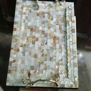 Plateau de service et de rangement MOP tendance avec poignées, idéal pour les fêtes et événements, finition polie pour présentation sur table - Product Image 1