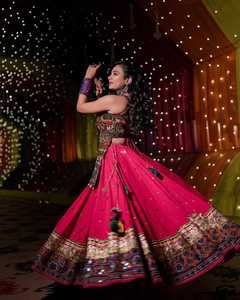 Lehenga Kurti indien traditionnel avec broderie Gamthi et travail de miroirs, dentelle Lampi, tissu rayonne rose, pour mariage et fiançailles, tenue féminine - Product Image 3