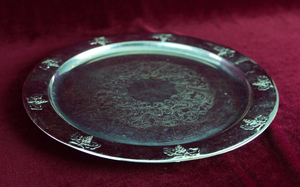 Assiettes de présentation en métal émaillé personnalisées de haute qualité avec logo doré, motif floral gravé, pour décoration de mariage - Product Image 5