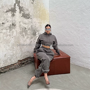 Ensemble de sweat-shirts à capuche oversize en molleton personnalisé, vente en gros pour femmes, ensemble deux pièces composé d'un haut court et d'un pantalon de survêtement pour femmes - Product Image 2