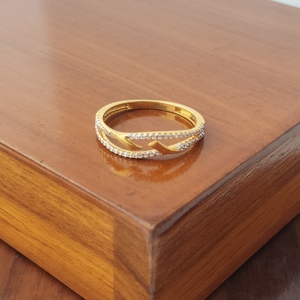 Bague en or massif 18 carats avec diamants, design croisé, pavé, élégante et minimaliste, pour femme, bijou raffiné, cadeau - Product Image 4
