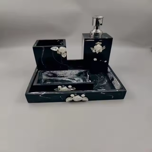 Juego de Baño de Lujo Blanco Contemporáneo, Fácil de Limpiar, de Resina, Cuatro Piezas Esenciales, Forma Rectangular - Product Image 4