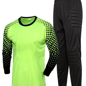 Ensemble d'uniforme de gardien de but avec maillot rembourré et short pour un look classique optimal - Product Image 1