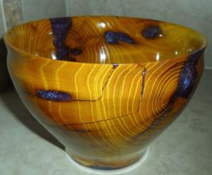 Bol en bois et résine époxy de luxe alliant la maîtrise traditionnelle du travail du bois et l'art moderne de la résine. - Product Image 4