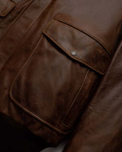 Chaqueta Bomber de Cuero Genuino Marrón para Hombre con Cuello de Piel Sintética, Cuello Camisero, Corte Regular, Resistente al Viento, Estilo Casual de Invierno - Product Image 4