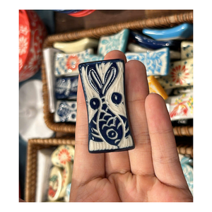 Reposapalillos de Cerámica Hecho a Mano con Diseño de Conejo Azul y Blanco, Accesorio Decorativo para Mesa - Product Image 1