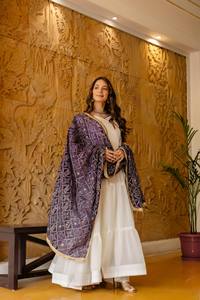 ชุดอานาร์กาลีสีครีมและสีม่วงแบบดั้งเดิม พร้อมผ้าคลุมไหล่ปักลาย สำหรับผู้หญิง ทรงหลวมยาวถึงพื้น เหมาะสำหรับงานแต่งงานแบบอินเดียและปากีสถาน - Product Image 5