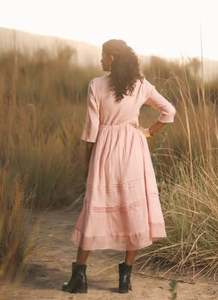 เดรสแฟชั่นฤดูร้อนปี 2026 แบบหลายชั้น ดีไซน์แขนสั้นสีชมพู ดีไซน์ใหม่ เดรสยาวทรงแม็กซี่ คอกลมสำหรับผู้หญิง - Product Image 3