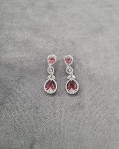 Boucles d'oreilles de créateur en pierre taille poire, diamant américain, élégantes, en argent et plaqué rhodium, pour réceptions et soirées, vente en gros - Product Image 6