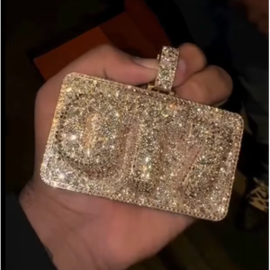 จี้เพชรโมอิสซาไนต์ทรงเหลี่ยมเจียระไนแบบไอซ์ คัต คุณภาพ VVS รับรองโดย GRA ตัวเรือนเงินแท้ S925 ชุบทอง ดีไซน์ฮิปฮอปสำหรับผู้ชาย รุ่น CONCEPTION Custom - Product Image 1