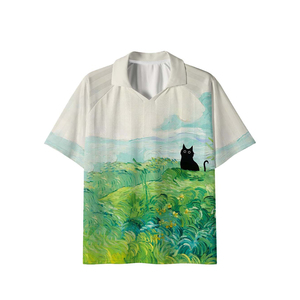 เสื้อเชิ้ตแขนสั้นพิมพ์ลายแมวบนทุ่งหญ้าสีเขียว ระบายอากาศได้ดี ผลิตจากโพลีเอสเตอร์ เหมาะสำหรับฤดูร้อน ทรงปกติ คอปกพับได้ - Product Image 1