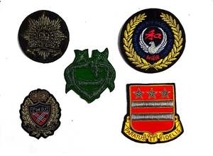 Colección de Insignias Bordadas a Mano con Hilo Metálico para Blazers - Product Image 2