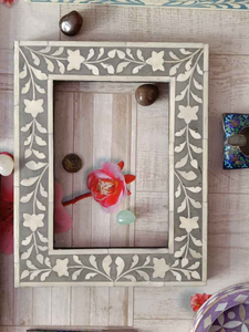 Cadre photo moderne de luxe en os incrusté pour décoration de table, sculpté à la main avec des bandes blanches - Product Image 4