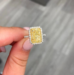 Anillo de Compromiso con Diamante Amarillo Intenso de Corte Radiante de 6.3 Quilates, Cultivado en Laboratorio IGI, Oro de 14k - Product Image 1