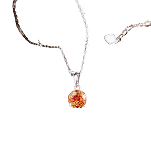 Collar con Colgante de Moissanita de Oro de 18K de Lujo con Piedra Verde Corte Esmeralda y Detalles de Diamantes, Diseño Geométrico - Product Image 3