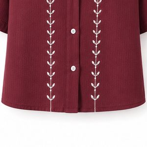 Camisa Corta Bordada Color Borgoña Personalizada para Mujer, Blusa Casual de Verano con Botones y Manga Corta, Top de Moda con Logotipo Personalizado en Mezcla de Lino - Product Image 5