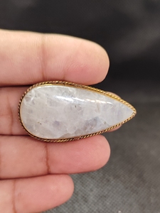 Pendentif ovale en laiton rainuré avec pierre de lune naturelle |   Bijoux de mariage pour femmes plaqués or faits à la main |   Fabrication OEM et ODM - Product Image 6