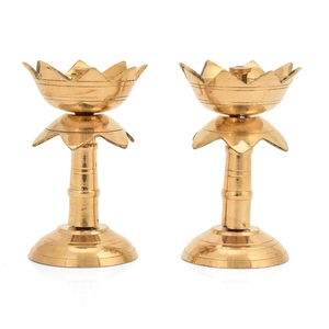 Lámpara de aceite tradicional Hind Craft Living de latón con diseño de árbol y base de loto, artesanía metálica para la ceremonia religiosa de Diwali - Product Image 1