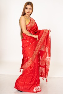 Sari indien traditionnel en brocart floral de soie rouge, longueur ras du sol, avec chemisier doré tissé Zari, pour femmes, en matériaux recyclés - Product Image 4