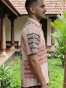 เสื้อเชิ้ตแขนสั้นผ้าฝ้ายพิมพ์ลายบล็อกด้วยมือสำหรับผู้ชาย สไตล์ลำลอง งานฝีมือแบบดั้งเดิม ทรงปกติ เหมาะสำหรับใส่เที่ยวพักผ่อนในช่วงฤดูร้อน ติดกระดุม - Product Image 5