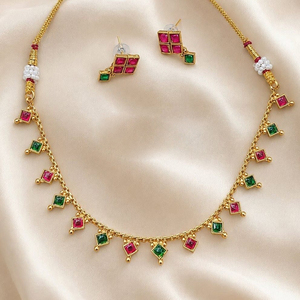 Ensemble de collier et boucles d'oreilles traditionnels en cristal vert et strass plaqué argent |   Tenue de mariage et de fiançailles ethnique indienne pour femmes - Product Image 3