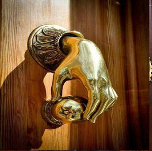 Battant de porte artistique en laiton façonné à la main. Une pièce unique et audacieuse, disponible à prix de gros. - Product Image 1