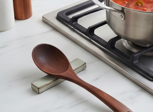 Reposacucharas clásico de cerámica, rectangular y largo, con borde marrón, para uso en cocina y comedor. - Product Image 3