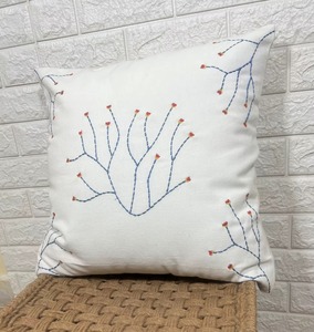 Housse de coussin décorative brodée en coton 100% avec motif d'arbre géométrique, lavable - Product Image 1