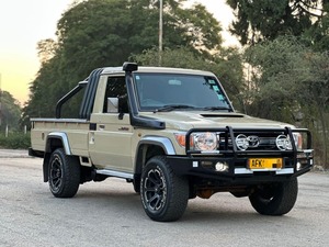 Land Cruiser Pickup d'occasion 2022, conduite à gauche, intérieur foncé, sièges en cuir, pneus R18, barres de toit en alliage d'aluminium, caméra de recul - Product Image 3