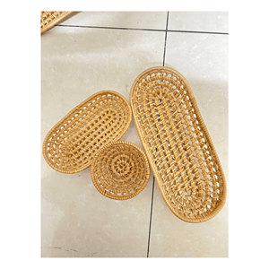 Panier et plateau en rotin tressé, conçus à partir de tissage de rotin naturel pour la présentation et la décoration de table, fabriqués au Vietnam. - Product Image 1