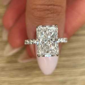 Anillo de Diamante Cultivado en Laboratorio con Corte Radiante Alargado de 7.50 Quilates para Mujer |   Anillo de compromiso de lujo con halo oculto |   Elegante Boda Nupcial - Product Image 3