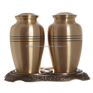 Urnas de cremación de compañero de latón de alta calidad con diseño de revestimiento y urnas de cremación de compañero funerario de metal con acabado dorado - Product Image 1