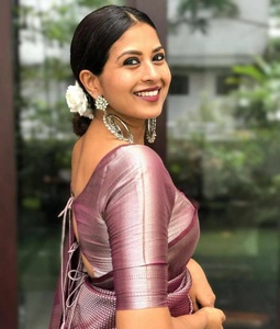 Diseño de tela de seda LICHI suave, hermoso y rico pallu con trabajo jacquard en toda la blusa del sari, seda jacquard exclusiva. - Product Image 4