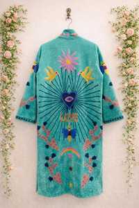 Manteau long en velours brodé à la main, unique et artistique, turquoise, style bohème, broderie florale et d'oiseaux, confectionné avec précision et soin - Product Image 4